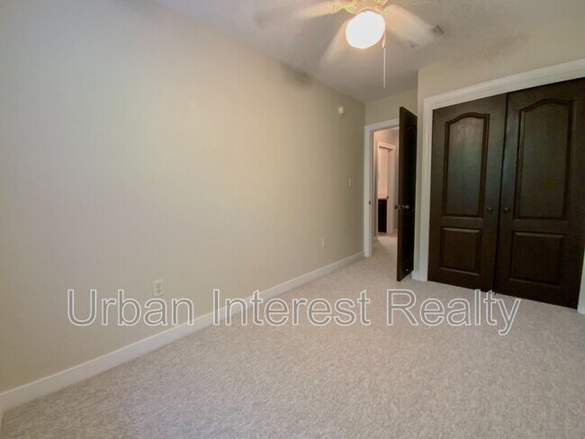 Building Photo - 421 Twin Lakes Ln