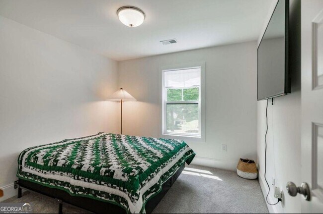 Building Photo - Modern Three Bedroom North Athens