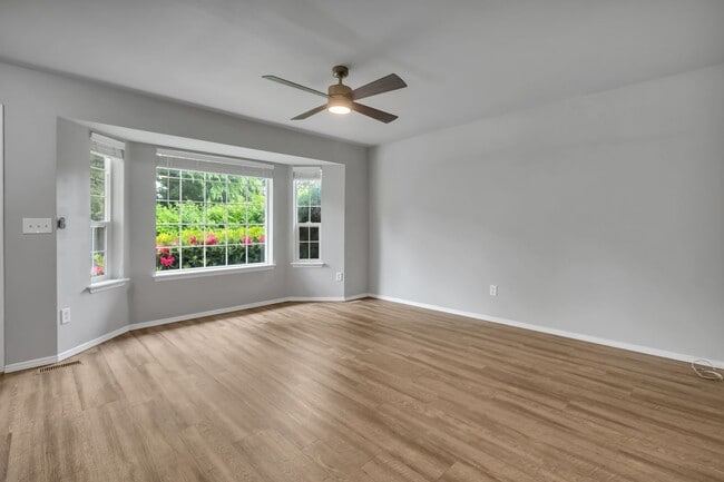 Building Photo - Peaceful Corner Townhome in the Heart of Sumner