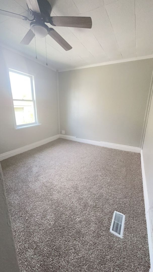 Building Photo - Fully Renovated Spacious 3 Bedroom 1.5 Bat...