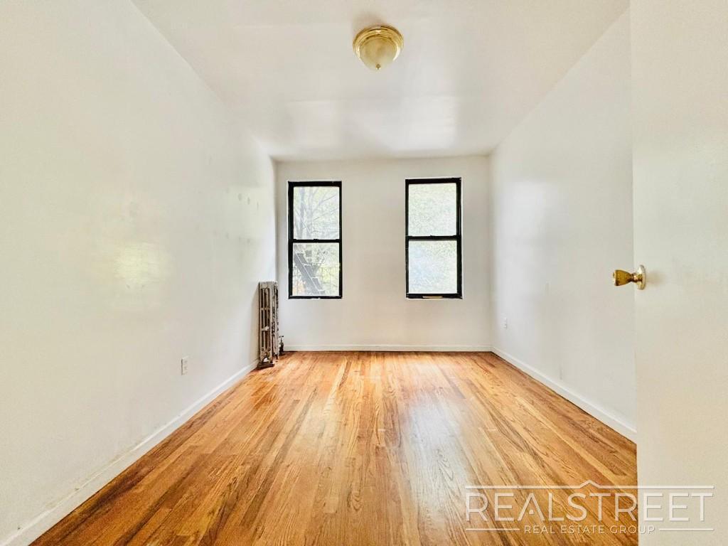 Building Photo - Large 2 bedroom on a Picturesque Tree-Line...