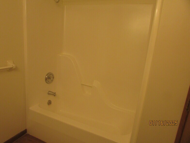Tub/Shower - 1854 N Lakeman Dr