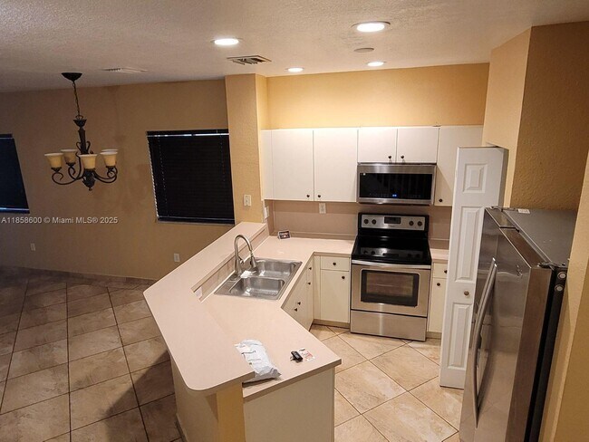 Building Photo - 570 Princess Dr