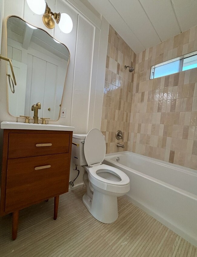 Building Photo - 2 bed 1 bath Duplex for Rent in Imperial Beach