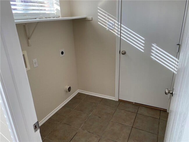 Building Photo - 804 Sherry Dr