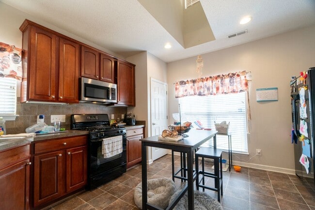 Building Photo - Beautiful townhome in Whitsett NC