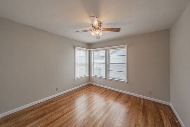 Building Photo - Updated home in Arlington Heights!
