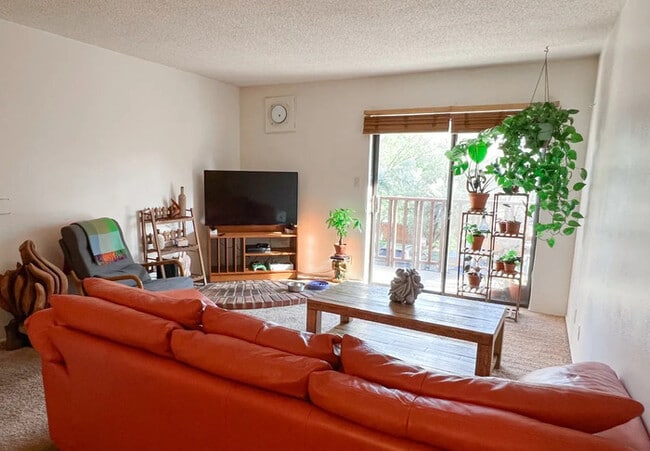 Building Photo - ONE BED ONE BATH UNIT AVAILABLE FOR RENT