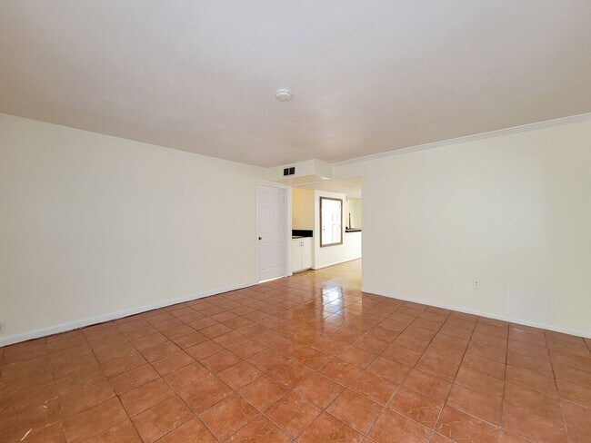 Building Photo - Stylish Townhouse in Prime Location – Walk...