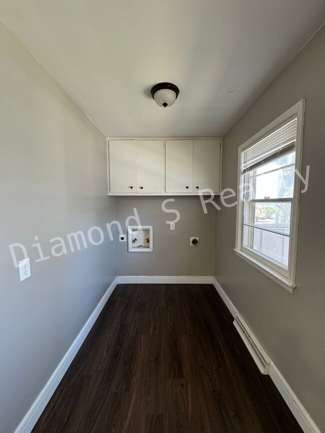 Building Photo - 2742 S Stewart Ave