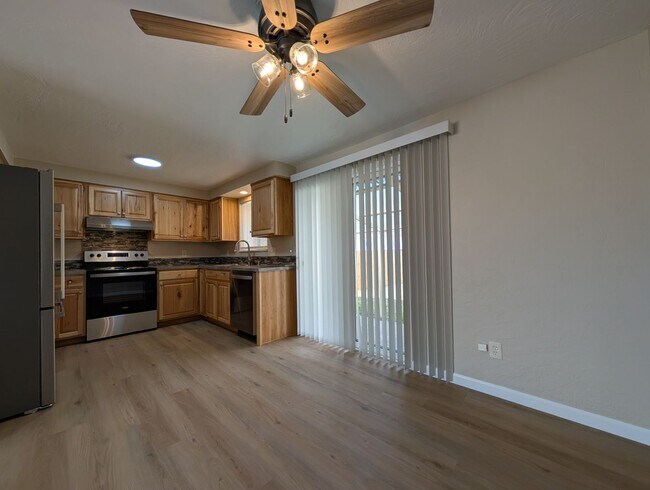 Building Photo - Great 3-Bedroom, 1-Bath Home - Centennial ...