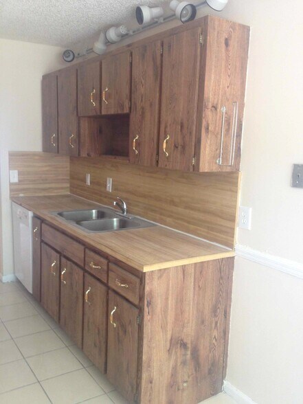 Building Photo - 6415 Sable Woods Dr E