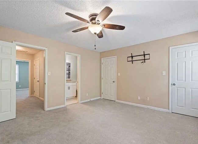 Building Photo - Renovated luxury townhome Greens Crossing,...