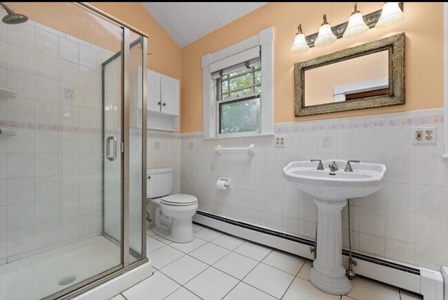 Building Photo - 118 Elm St