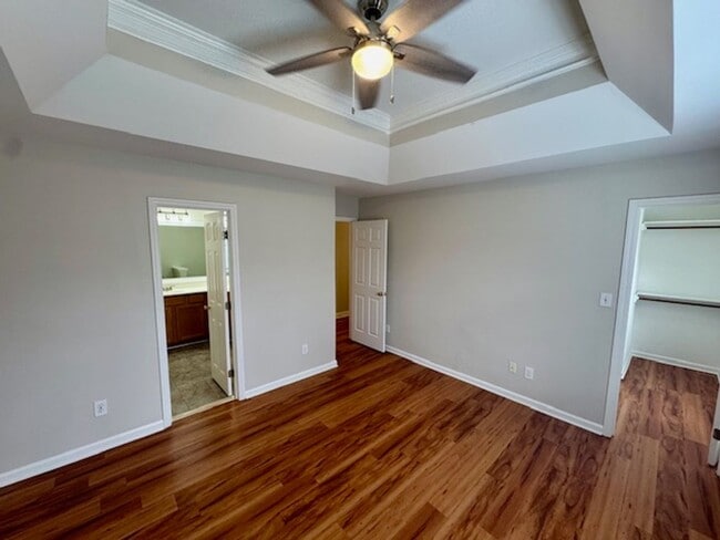 Building Photo - Stylish Living on a Cul-de-Sac in The Poin...