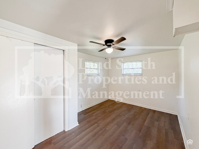 Building Photo - 1030 Lakewood Ct
