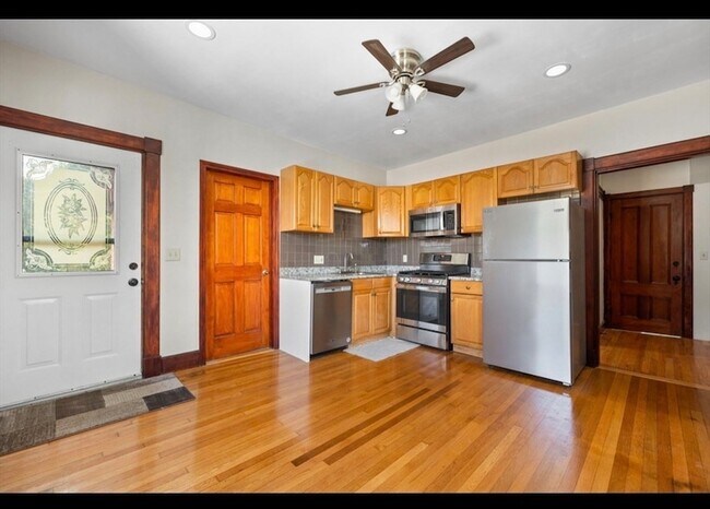 Building Photo - 118 Elm St