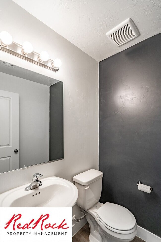 Building Photo - Adorable Stand Alone 4 Bedroom Corner Unit with Fully Fenced Backyard. Small Dogs Welcome.