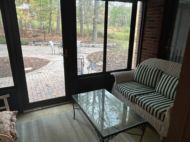 Building Photo - 4 Bedroom 3.5 Bath House Furnished With At...