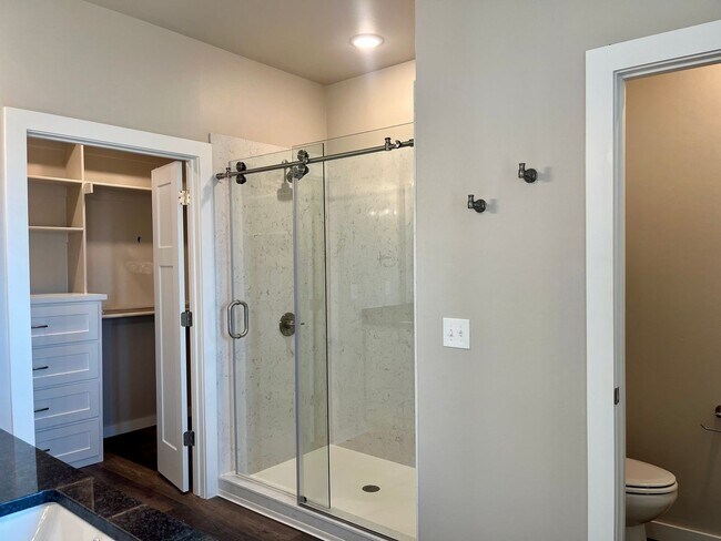 Building Photo - Large 1 Bed, 1 Bath in Beautifully Well-Ma...