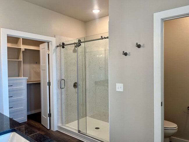 Building Photo - Large 1 Bed, 1 Bath in Beautifully Well-Maintained Neighborhood!! New Construction!!