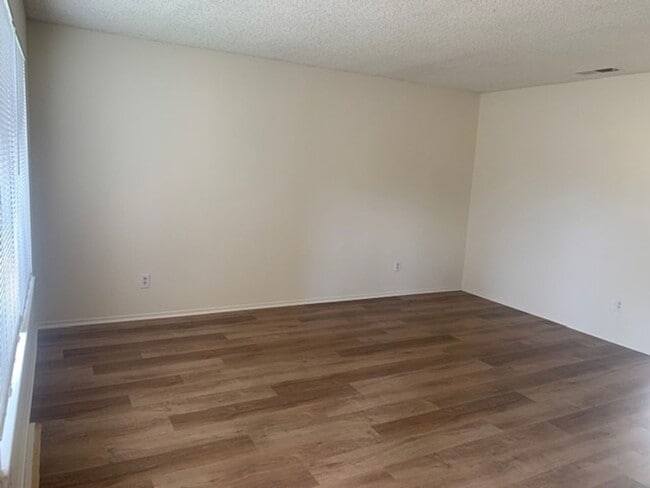 Building Photo - 2 Bedrooms, 1.5 Bathrooms