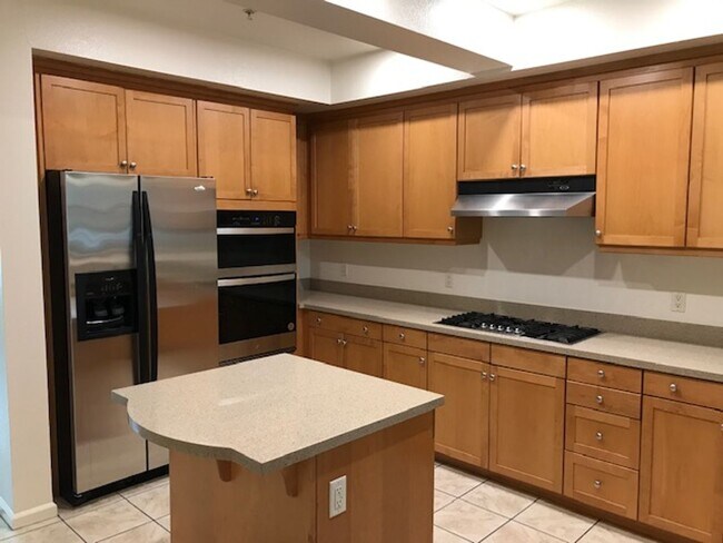 Building Photo - 2BR + 2 1/2BA CONDO AVAILABLE NOW IN BURBANK!