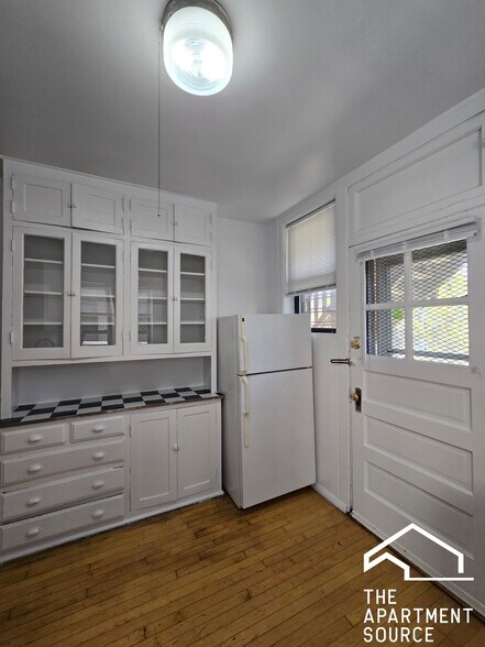 Building Photo - 2417 W Sunnyside Ave