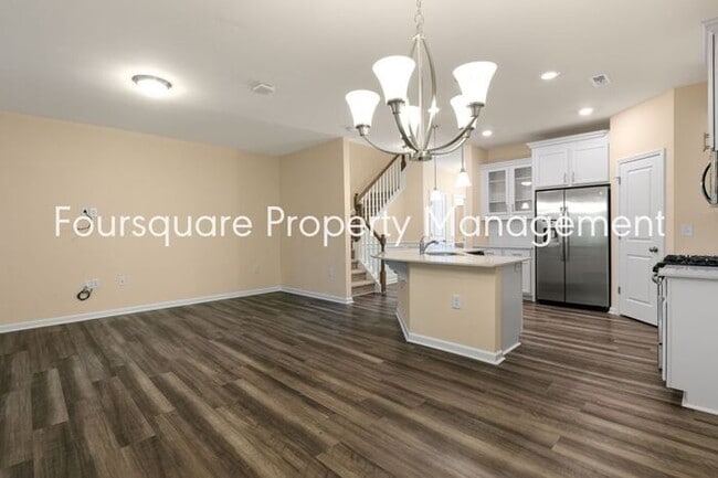 Building Photo - Townhome| Screened -In Back Porch |One Car...