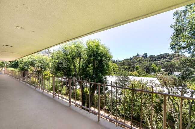 Building Photo - Alto Cedro Estate Lease