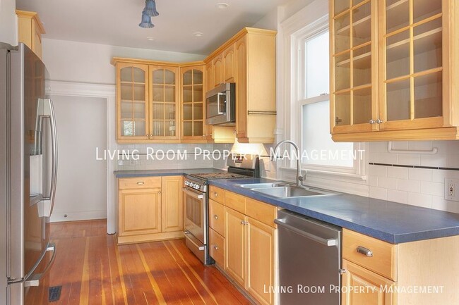 Building Photo - Spacious and Charming Craftsman in Histori...