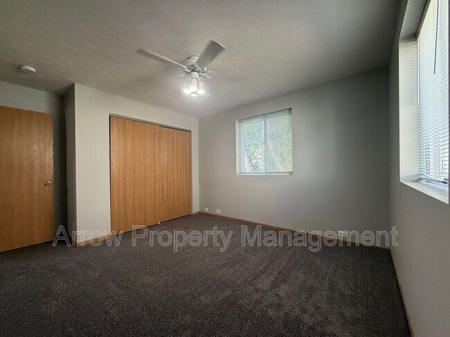Building Photo - 330 W Irving St