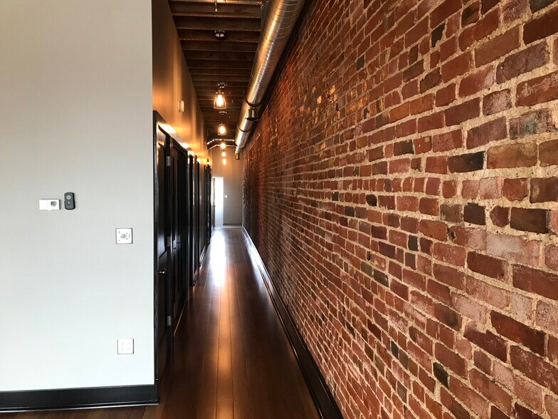 Building Photo - 426 Main St