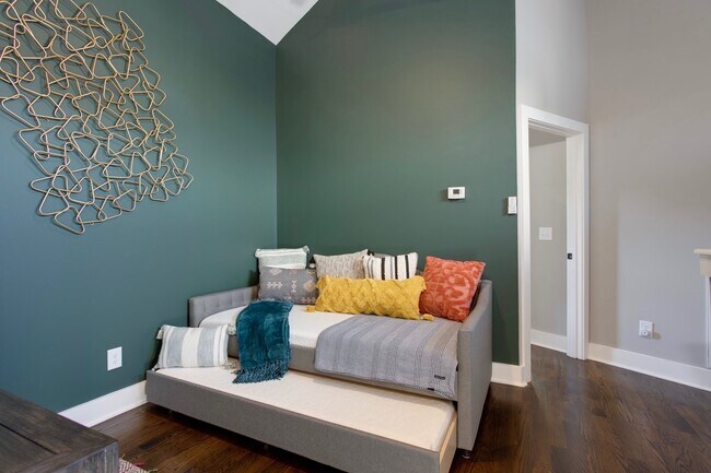 Building Photo - 2208 Elliott Ave