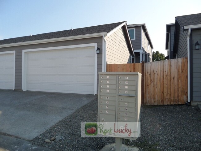 Building Photo - GORGEOUS!! Newer 3 Bedroom Home w/2-Car Ga...