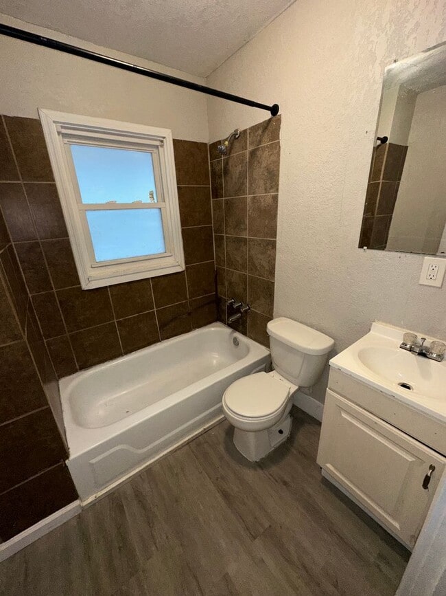 Building Photo - 2 Bedroom 1 Bath