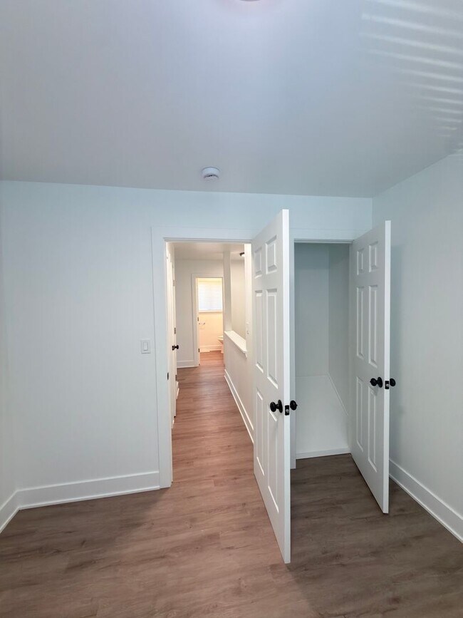 Building Photo - Available September 1 – Renovated 3BR Townhome with 2,400 Sq. Ft. in Joliet!