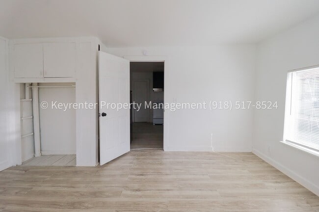 Building Photo - 732 N Victor Ave