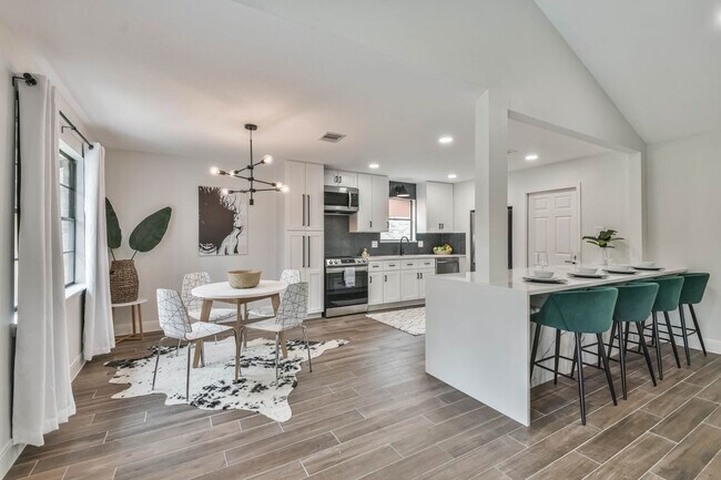 Building Photo - 2718 Foliage Green Dr