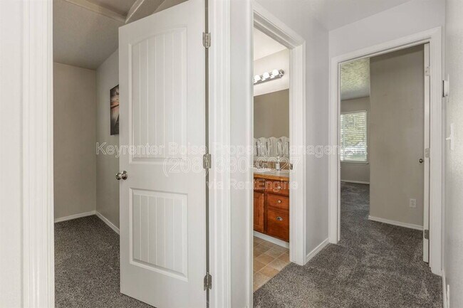 Building Photo - 879 N Traquair Pl