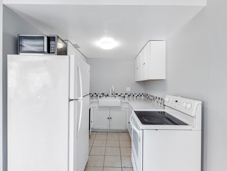 Building Photo - 311 Avanda Ct