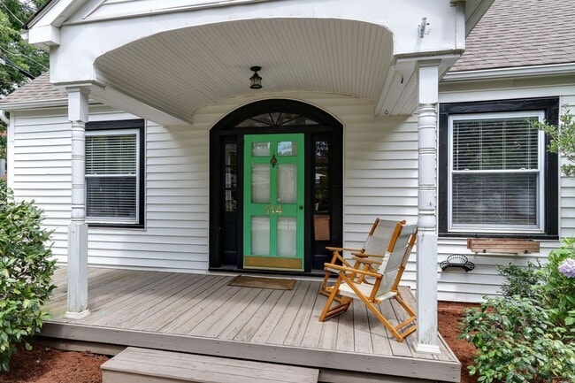 Building Photo - Adorable Inside the Beltline bungalow with lots of charm!
