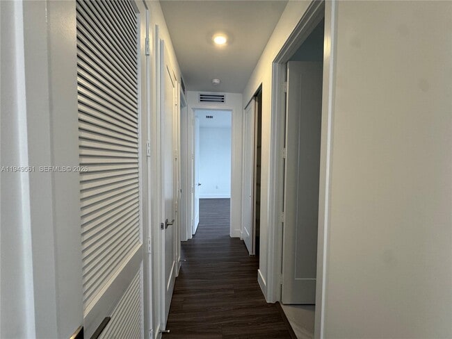 Building Photo - 19749 NE 16th Pl