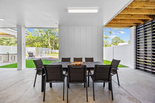 Building Photo - All Inclusive Seasonal Rental in the Beaut...