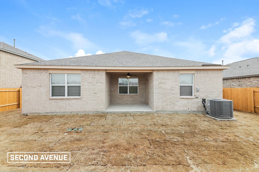 Building Photo - 2105 Meadow Dr