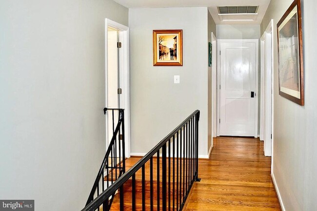 Building Photo - 2235 Abbotsford Dr