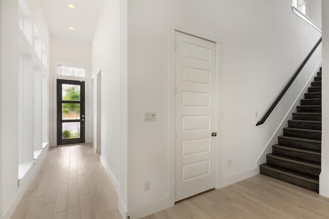 Building Photo - 1505 Seeger Dr
