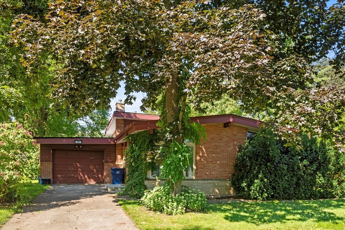 Building Photo - 747 LeClaire Ave