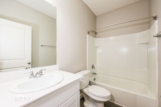 Building Photo - 1752 Escondido Dr