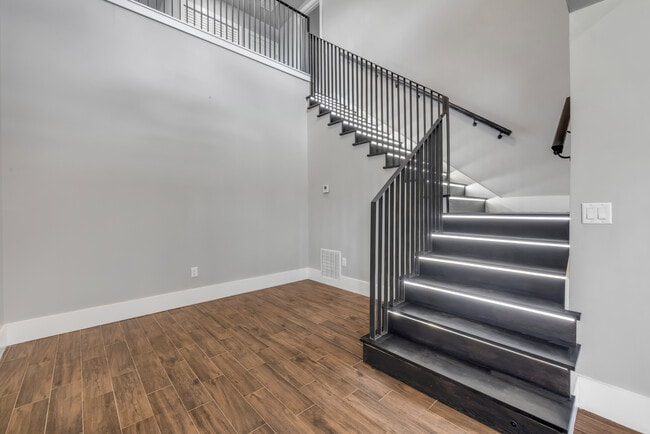 Building Photo - 1707 N Peninsula Ave